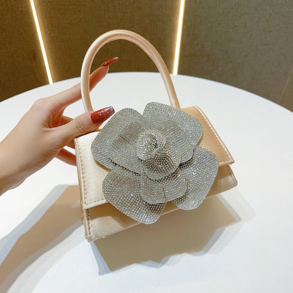 Luxury Bags News - 2025 신상 명품 로즈 이브닝 클러치